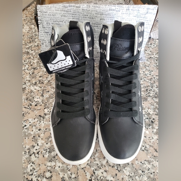 Pastry Women's Pop Tart Star Dance Sneaker Black/Silver Size 6.5 Brand New InBox - Picture 3 of 4